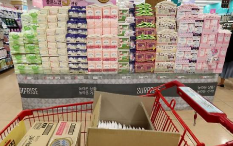 대통령 한마디에 '반값생리대' 부랴부랴 출시…李 