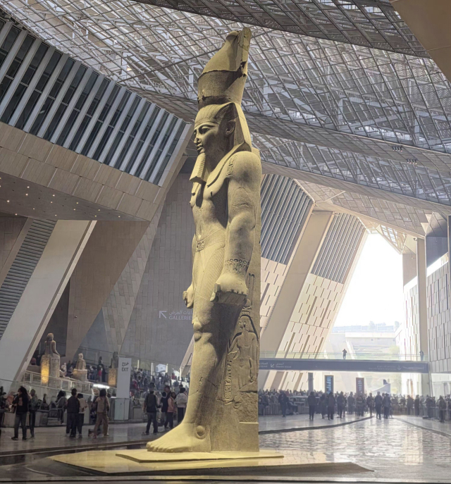 중앙홀을 차지한 람세스 2세의 거상. 하태길 교수