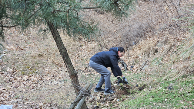인천 부평구 장수산 등산로에서 한 미국인이 추운 날씨에도 묵묵히 쓰레기를 치우는 모습이 지역 주민의 사연을 통해 알려졌다. 부평구청 홈페이지