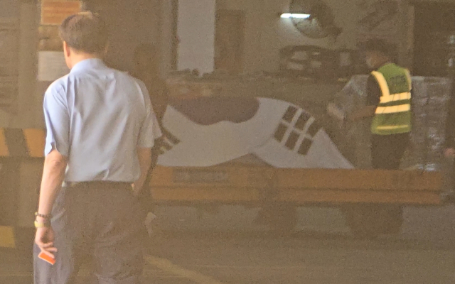 26일(현지시간) 베트남 호찌민시 떤선 국제공항에 도착한 이해찬 민주평화통일자문회의 수석부의장의 관이 대형 태극기에 감싸인 채 공항 내부로 옮겨지고 있다. 연합뉴스