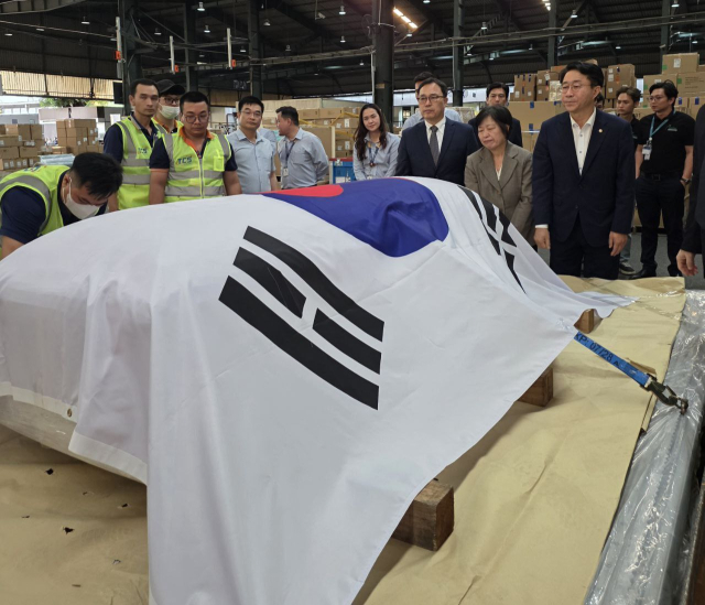 이해찬 前총리 시신, 한국 도착…김민석·정청래 영접