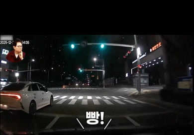 K5차량이 도로 한복판에서 큰절을 하던 남성을 아슬아슬하게 피해가는 모습. 유튜브 한문철TV