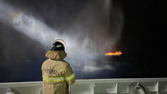 경주 감포 앞바다 어선 화재…승선원 6명 안전 구조돼
