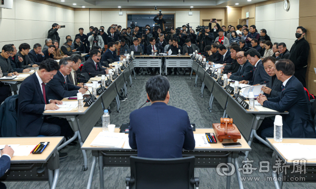 대구·경북(TK) 행정통합 논의가 급물살을 타고 있는 27일 경북도의회에서 열린 