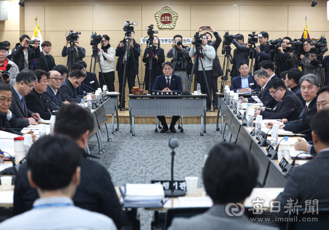 대구·경북(TK) 행정통합 논의가 급물살을 타고 있는 27일 경북도의회에서 열린 