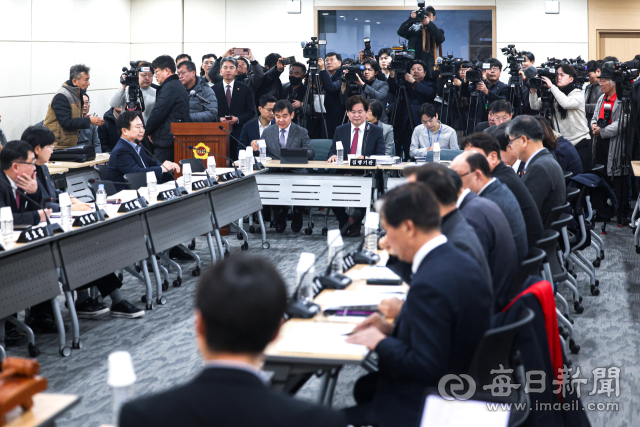 대구·경북(TK) 행정통합 논의가 급물살을 타고 있는 27일 경북도의회에서 열린 