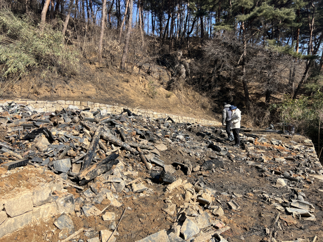 국가유산청 관계자들이 금양정사 화재 현장에서 피해 실태를 조사하고 있다. 마경대 기자