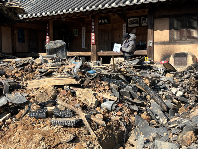 국가유산청 관계자들이 금양정사 화재 현장에서 피해 실태를 조사하고 있다. 마경대 기자