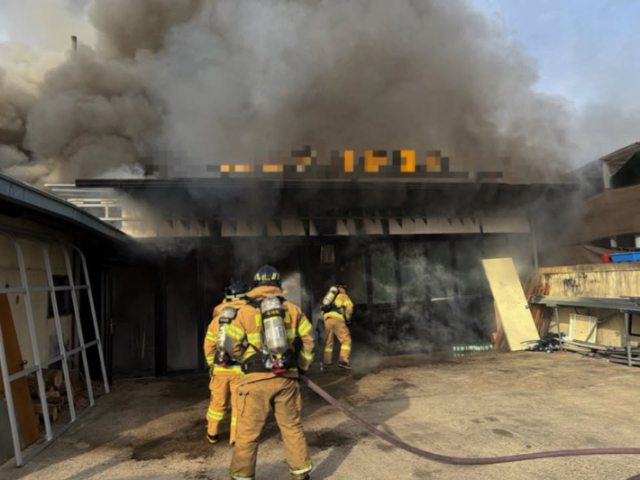 26일 오전 9시 46분쯤 경북 예천군 예천읍 남본리 1층짜리 PVC 판매점에서 불이 나 소방당국이 화재를 진압하고 있다. 경북소방본 제공