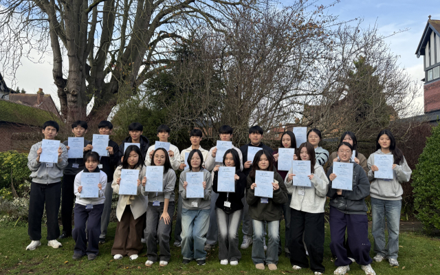 영국 옥스퍼드에서 열린 달성교육재단 영어방학캠프에 참가한 달성군 고교생 20명이 교육을 마친 뒤 수료증을 들고 기념촬영을 하고 있다. 달성군 제공.