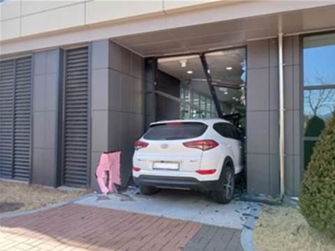 70대가 운전하던 SUV차량 김천 율곡도서관 돌진, 2명 부상