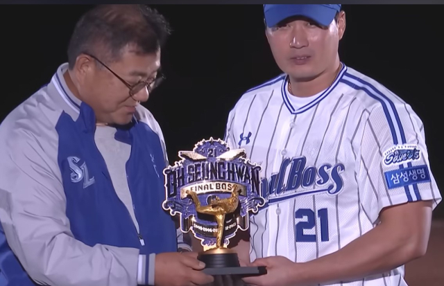 지난해 9월 삼성라이온즈 오승환 은퇴식에서 선수에게 전달된 황금 감사패. 삼성라이온즈 제공