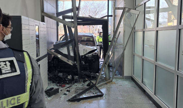 챠량이 돌진해 파손된 율곡도서관 후문. 김천소방서 제공