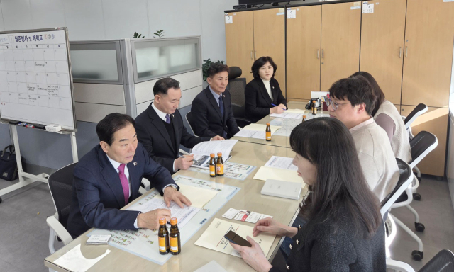 성낙인 군수와 공무원들이 27일 행정안전부 자연재난대응국을 방문하여 사업을 설명하고 있다.