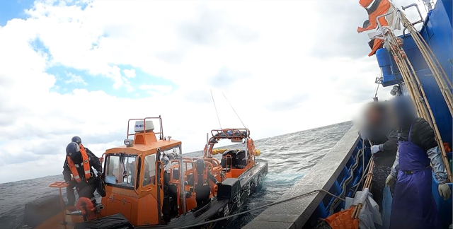 지난해 2월 동해해양경찰서이 무허가 AIS 추정 어선을 단속하고 있다. 동해해양경찰서 제공.