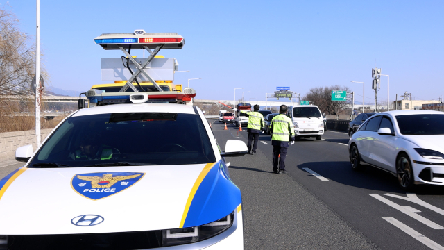 대구경찰청이27일 신천대로(팔달교~매천대교)구간에서 유관기관 합동으로 2차 교통사고 예방을 위한 교통사고 상황을 가정 모의훈련(FTX)을 실시하고 있다. 대구경찰청 제공