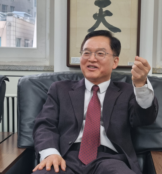 진성철 대구고등법원장이 26일 대구법원청사 대구고등법원장실에서 매일신문과 인터뷰를 하고 있다. 신중언 기자