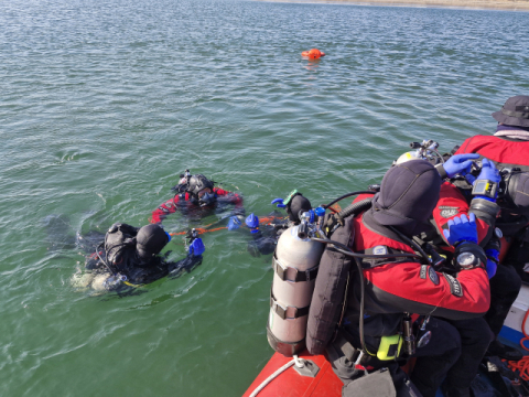 대구소방, 겨울철 얼음 밑 수난사고 '골든타임' 사수 실사 훈련