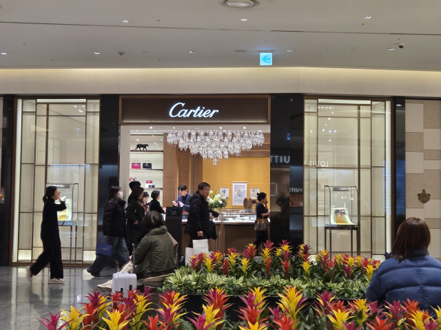 26일 오후 대구의 한 백화점 명품관 모습. 명품 브랜드 매장 앞에서 사람들이 입장을 대기하고 있다. 정은빈 기자