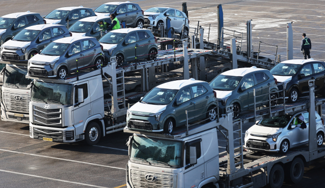 도널드 트럼프 미국 대통령이 한국 국회가 한미 간의 무역합의 이행에 필요한 법적 절차를 진행하지 않았다고 주장하며 한국산 제품에 대한 관세를 무역합의 이전 수준으로 다시 인상하겠다고 밝혔다. 트럼프 대통령은 26일 사회관계망서비스(SNS) 트루스소셜에 올린 글에서 