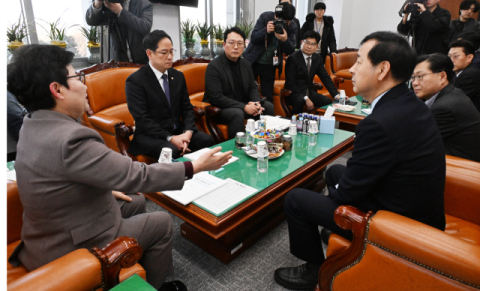 트럼프, 한국산 관세 25% 재인상 선언…다시 터진 관세 폭탄