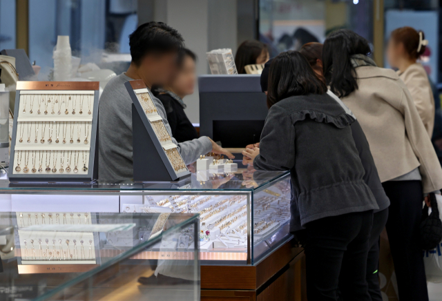 27일 대구 중구 교동귀금속거리의 한 금은방에서 시민들이 귀금속 제품을 살펴보고 있다. 김영진 기자 kyjmaeil@imaeil.com