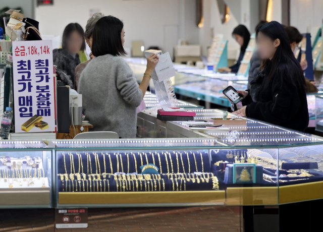 27일 대구 중구 교동귀금속거리의 한 금은방에서 시민들이 귀금속 제품을 살펴보고 있다. 김영진 기자 kyjmaeil@imaeil.com