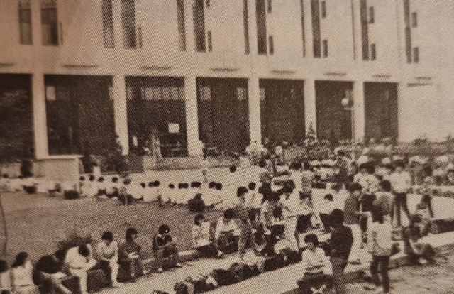 1990년 10월 10일 신관 개관 이전 시험 기간 경북대 학생들이 열람석을 차지하기 위해 새벽부터 중앙도서관 앞에서 인문대학 건물까지 줄을 서고 있는 모습. 경북대 제공