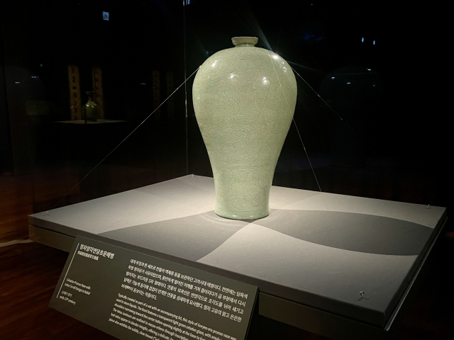 부드러운 곡선의 몸체에 겹겹이 만개한 연꽃을 섬세하게 표현한 