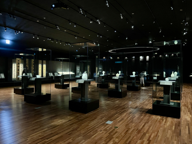 전시 작품을 전면 교체한 상설전시실 전경. 서화와 도자 31건 40점을 새롭게 선보였다. 호랑이와 봉황, 매 등 상서로운 기운을 전하는 동물 그림들과 신윤복, 김홍도, 이인문 등 조선 후기 대가들의 인물·풍속화, 19세기 활발하게 이뤄졌던 조선과 청나라 문인들의 교류를 보여주는 서예 작품으로 채워졌다. 이연정 기자