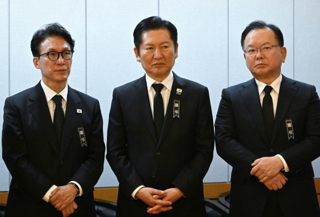 27일 서울 종로구 서울대학교병원 장례식장에 마련된 이해찬 전 국무총리의 빈소에서 김민석 국무총리(왼쪽부터), 더불어민주당 정청래 대표, 김부겸 전 국무총리가 조문객을 맞이하고 있다. 연합뉴스