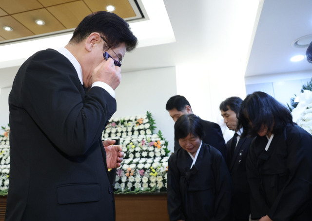이재명 대통령이 27일 서울 종로구 서울대병원 장례식장에 마련된 고 이해찬 전 국무총리 빈소에서 유가족을 위로한 뒤 눈물을 닦고 있다. 연합뉴스