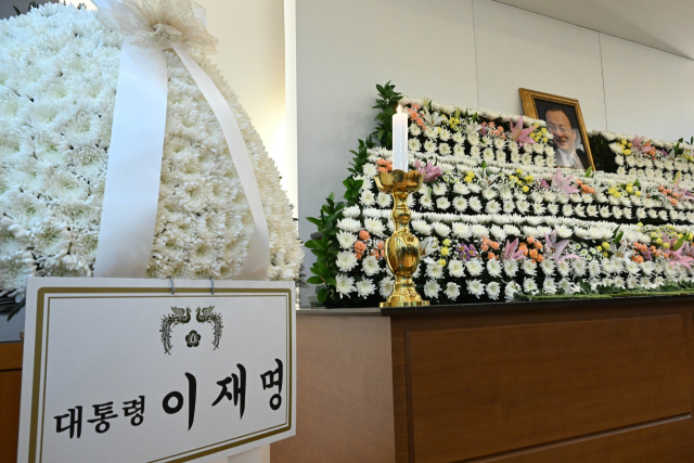 27일 서울 종로구 서울대학교병원 장례식장에 마련된 이해찬 전 국무총리의 빈소에 이재명 대통령 근조화환이 놓여있다. 연합뉴스