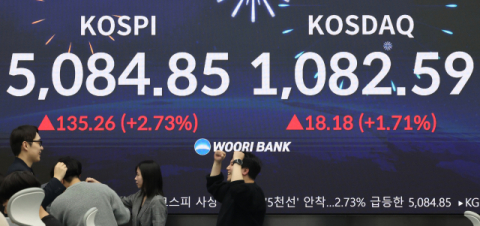 '관세 쇼크'에도 금융시장은 차분…코스피 종가도 5천 돌파