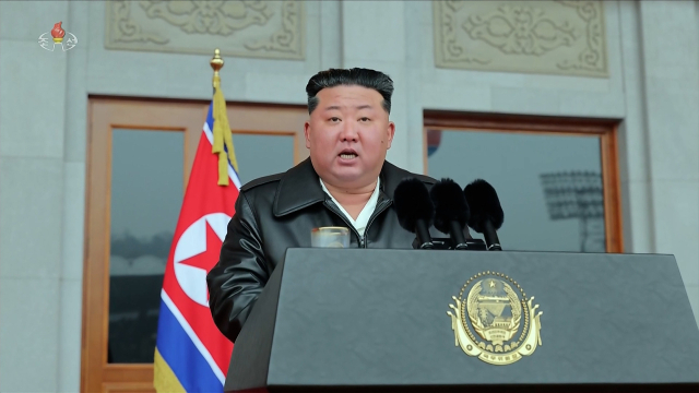 북한, 대구경 방사포 시험사격…김정은 