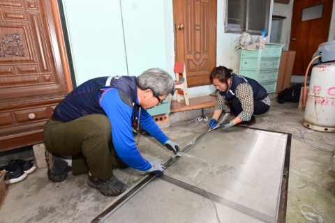 할매·할배 가려운 등 긁어주는 청송의 '효자손'…郡 '8282 민원처리 서비스' 운영