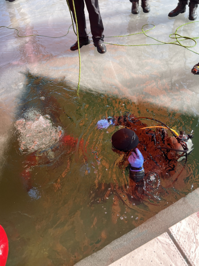 청송소방서가 지난 27일 청송읍 용전천 현비암 일원에서 실제 강 얼음을 자르고 물속으로 직접 들어가며 동절기 수난사고 대응 능력을 점검하는 모습. 청송소방서 제공