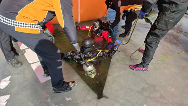 청송소방서가 지난 27일 청송읍 용전천 현비암 일원에서 실제 강 얼음을 자르고 물속으로 직접 들어가며 동절기 수난사고 대응 능력을 점검하는 모습. 청송소방서 제공