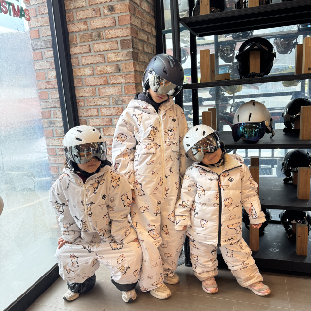 지난 1월 전북 무주 덕유산 리조트스키장에서 (왼쪽부터)예나, 하윤, 예서가 스키복을 입고 포즈를 취하고 있다. 김한나 씨 제공