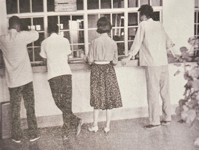 1966년 경북대 도서관 대출실 전경. 경북대 제공