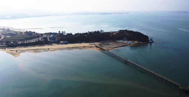 드론으로 촬영한 돌머리 해수욕장 전경. 함평군 제공