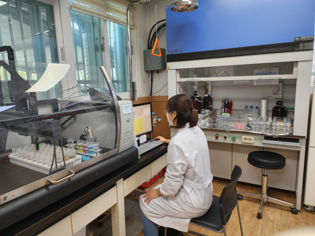 영주시 농업기술센터 직원이 토양분석을 진행하고 있다. 영주시 제공