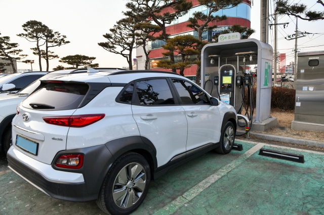 전기자동차를 충전하고 있다. 영주시 제공