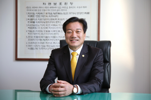 김용덕 자연보호중앙연맹 총재가 집무실에서 포즈를 취하고 있다. 김도훈 기자