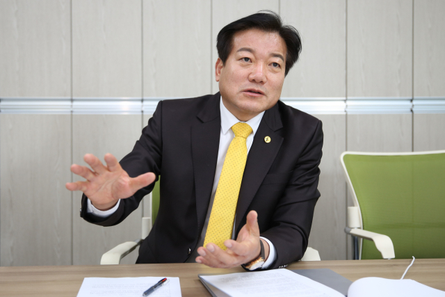 김용덕 자연보호중앙연맹 총재가 자연보호 활동에 대한 이야기를 들려주고 있다. 김도훈 기자