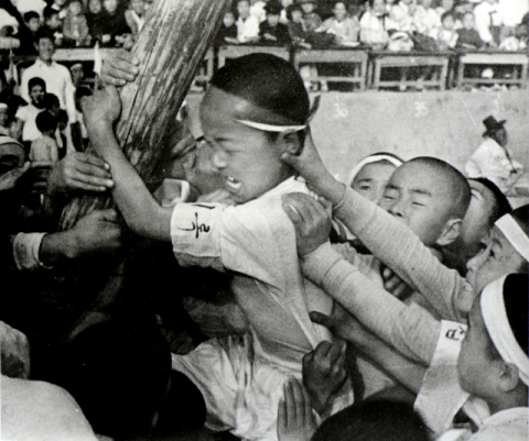 [매일신문 전국 어린이  사진공모전 70년]<1960년 6회>준특3석 이기도 작 '분투(奮鬪)'