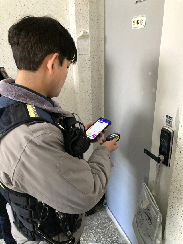 영천경찰서 경찰관이 원룸 밀집지역에서 112 정밀탐색기를 활용한 FTX 훈련을 하고 있다. 영천경찰서 제공