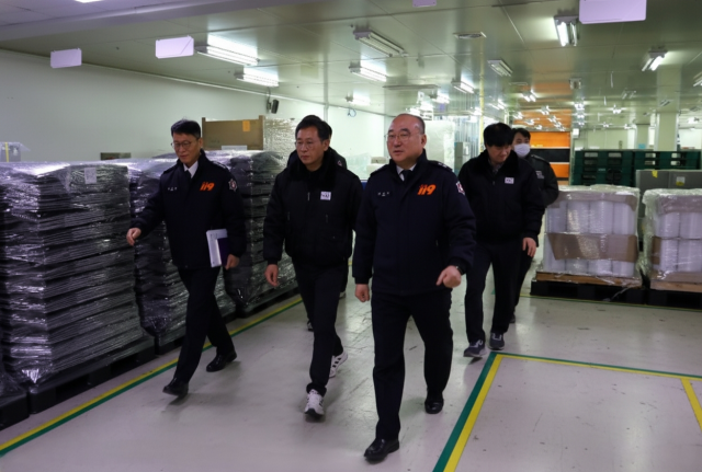 대구소방안전본부는 28일 대구시 달성군 다사읍 SSLM(주)에서 위험물 저장·취급 등 화재 안전관리를 강화하기 위한 간담회를 개최하고 현장점검을 실시했다. 대구소방안전본부 제공