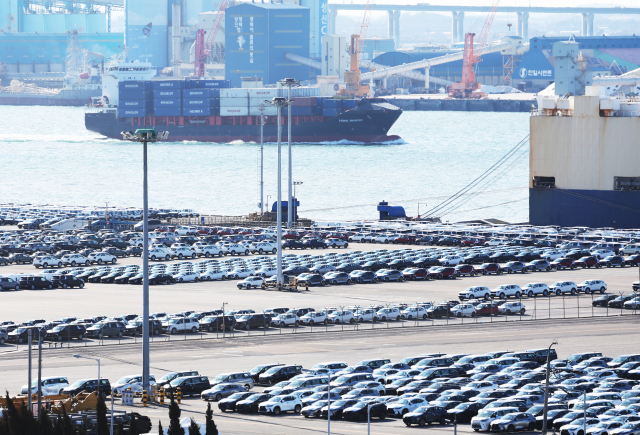 도널드 트럼프 미국 대통령이 한국 국회가 한미 간의 무역합의 이행에 필요한 법적 절차를 진행하지 않았다고 주장하며 한국산 제품에 대한 관세를 무역합의 이전 수준으로 다시 인상하겠다고 밝혔다. 사진은 지난 1일 경기도 평택항에 수출용 자동차가 세워져 있는 모습. 연합뉴스