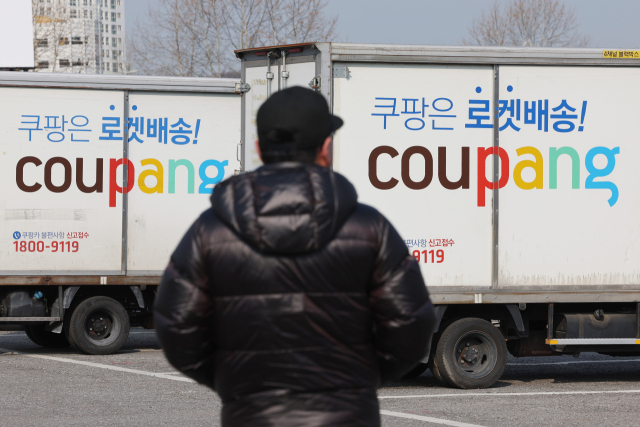 쿠팡의 미국 투자사 2곳이 한국 정부가 쿠팡에 대해 차별적인 대우를 하고 있다며 미국 정부에 조사와 조치를 요청하는 청원을 22일 제기했다. 이들 투자사는 한국 정부를 상대로 국제투자분쟁 중재 절차에 착수하겠다는 의향서도 제출했다. 앞서 지난해 쿠팡에서는 약 3천370만건의 개인정보가 무단으로 노출되는 초유의 보안 사고가 일어나 우리 정부가 전문가들과 함께 조사를 진행 중이다. 사진은 23일 서울 시내의 한 쿠팡 물류센터. 연합뉴스